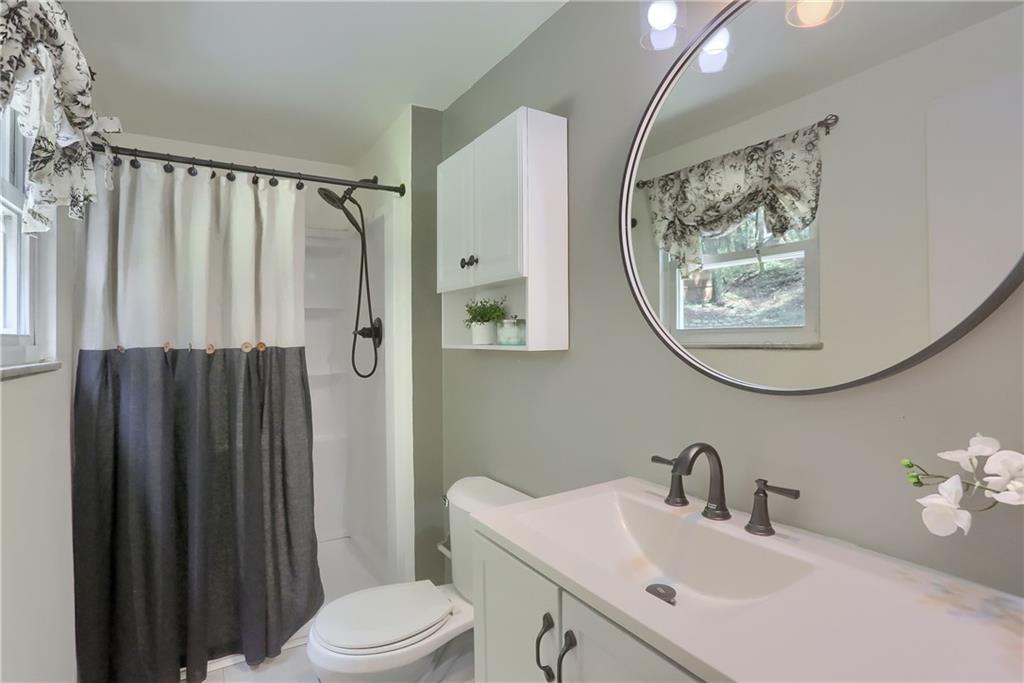 98 Buckhill Road Pittsburgh, PA 15237 - Photo 19 of 33 Primary bedroom bathroom