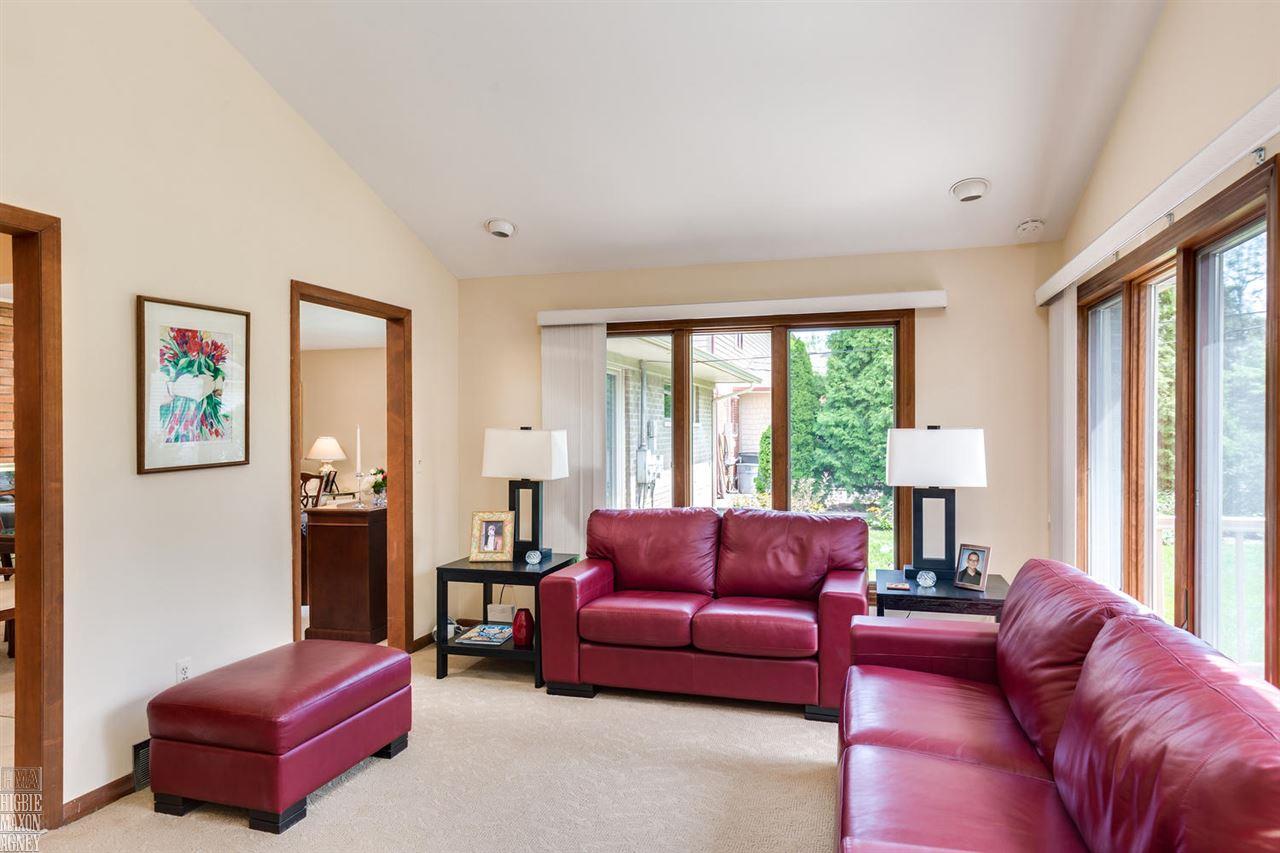 641 Roslyn Road Grosse Pointe Woods, MI 48236 - Photo 11 of 27