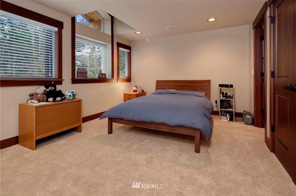 4421 Ferncroft Road Mercer Island, WA 98040 - Photo 11 of 15