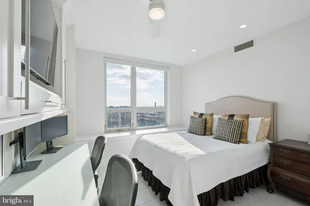 $700,000 | 717 South Christopher Columbus Boulevard, Unit 802, Philadelphia, PA 19147