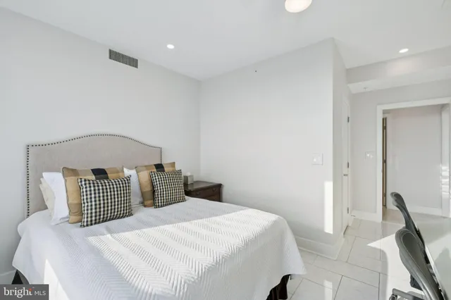 $700,000 | 717 South Christopher Columbus Boulevard, Unit 802, Philadelphia, PA 19147