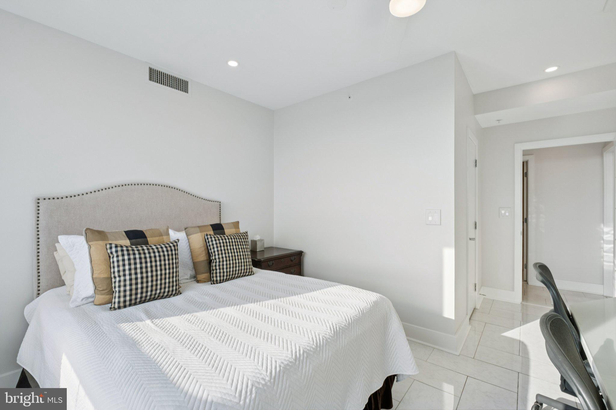 717 South Christopher Columbus Boulevard, Unit 802 Philadelphia, PA 19147 - Photo 29 of 56