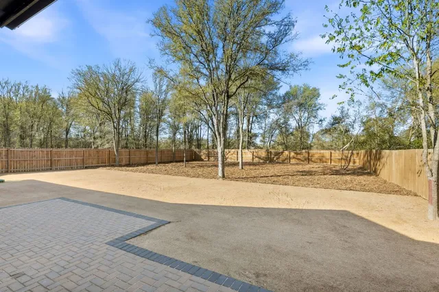 a view of yard with a house