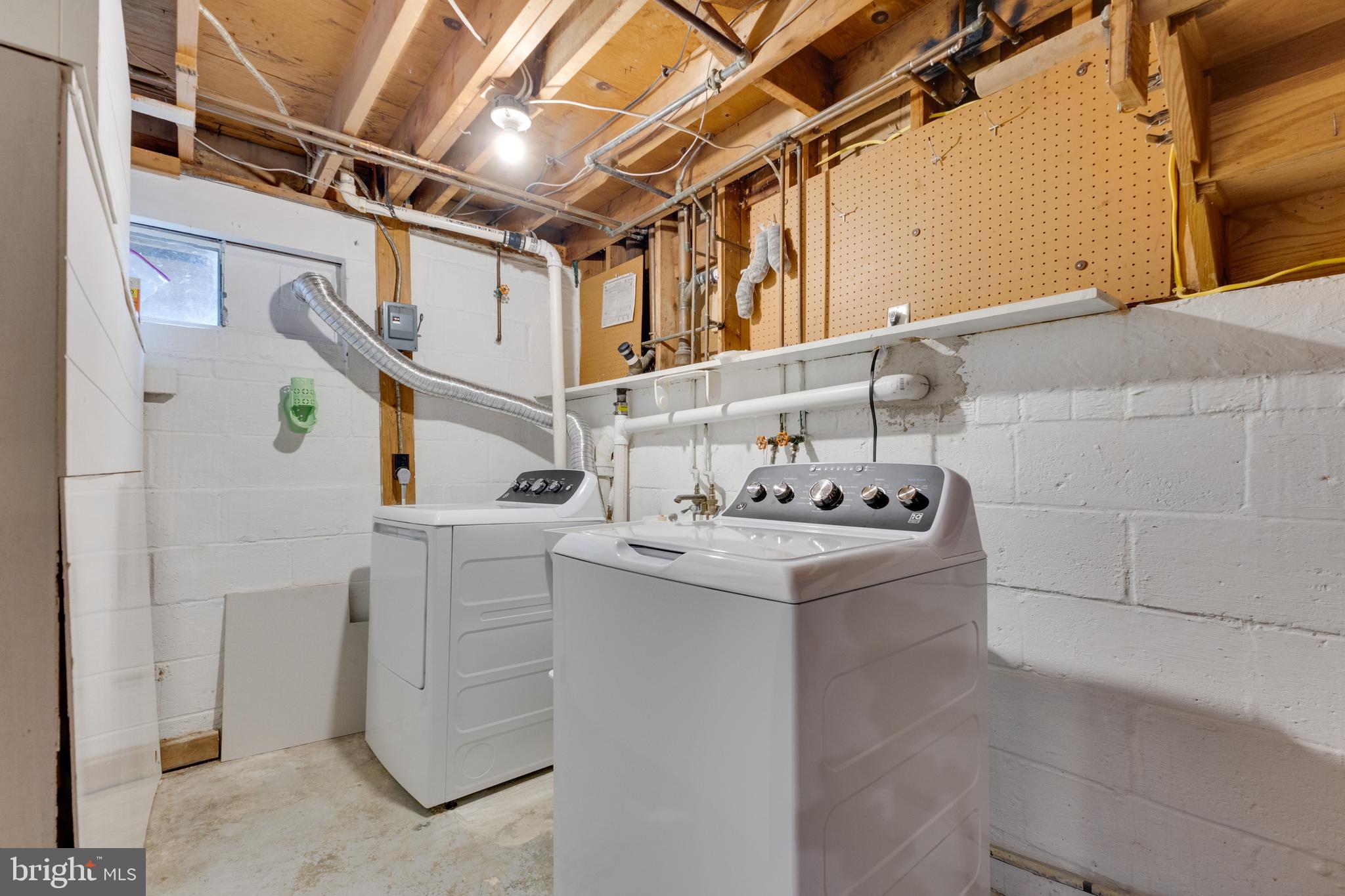 8816 Battery Road Alexandria, VA 22308 - Photo 23 of 25 a kitchen with cabinets and stove