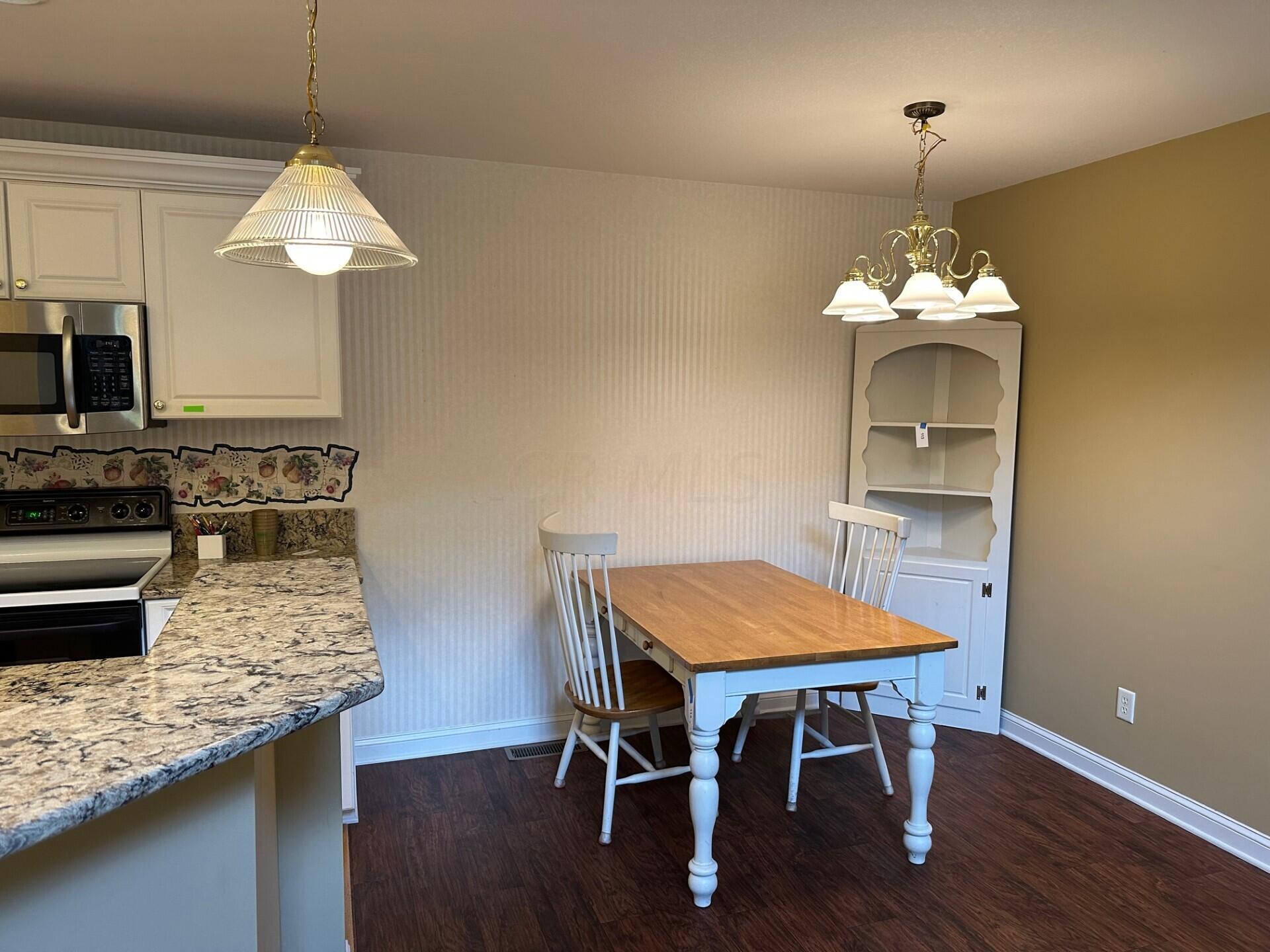 768 Stone Ridge Way Newark, OH 43055 - Photo 10 of 22 Dining area