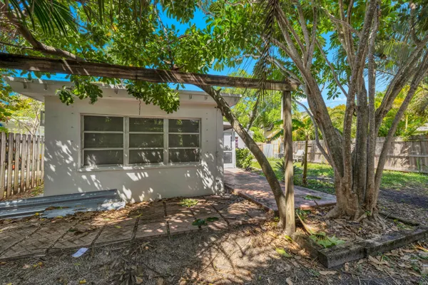 $1,795 | 132 East Central Boulevard, Unit 2, Lantana, FL 33462