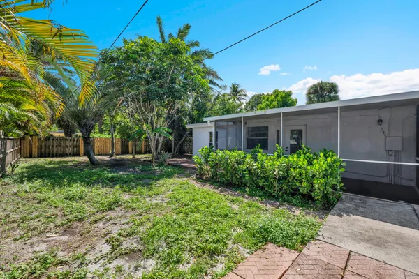 $1,795 | 132 East Central Boulevard, Unit 2, Lantana, FL 33462
