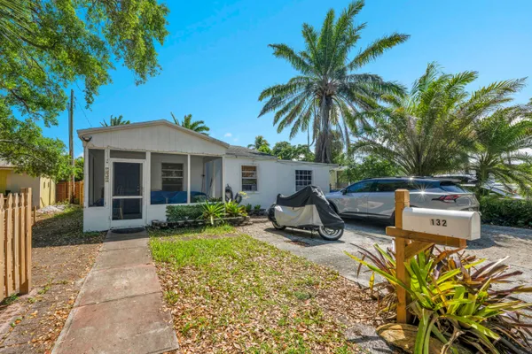 $1,795 | 132 East Central Boulevard, Unit 2, Lantana, FL 33462
