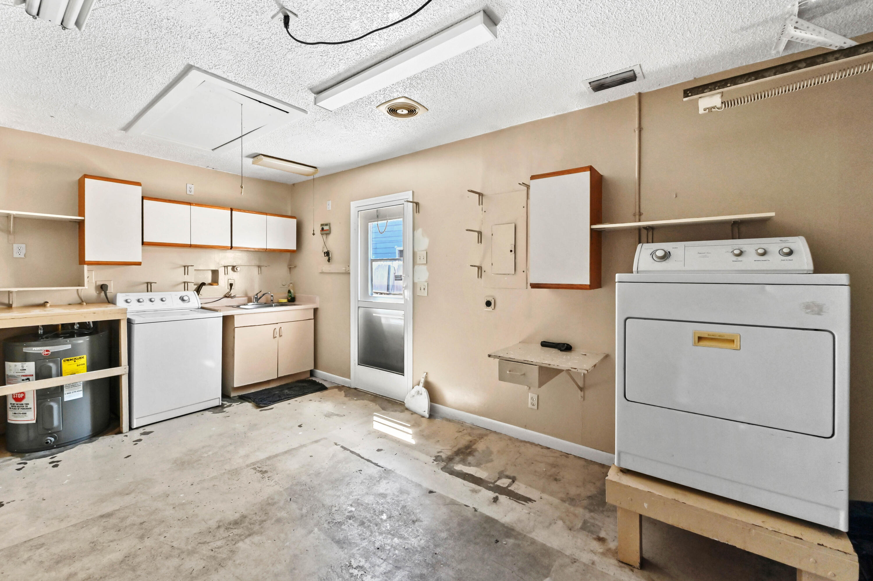 7898 Ridgewood Drive Lake Worth, FL 33467 - Photo 23 of 26 27 Laundry room 01