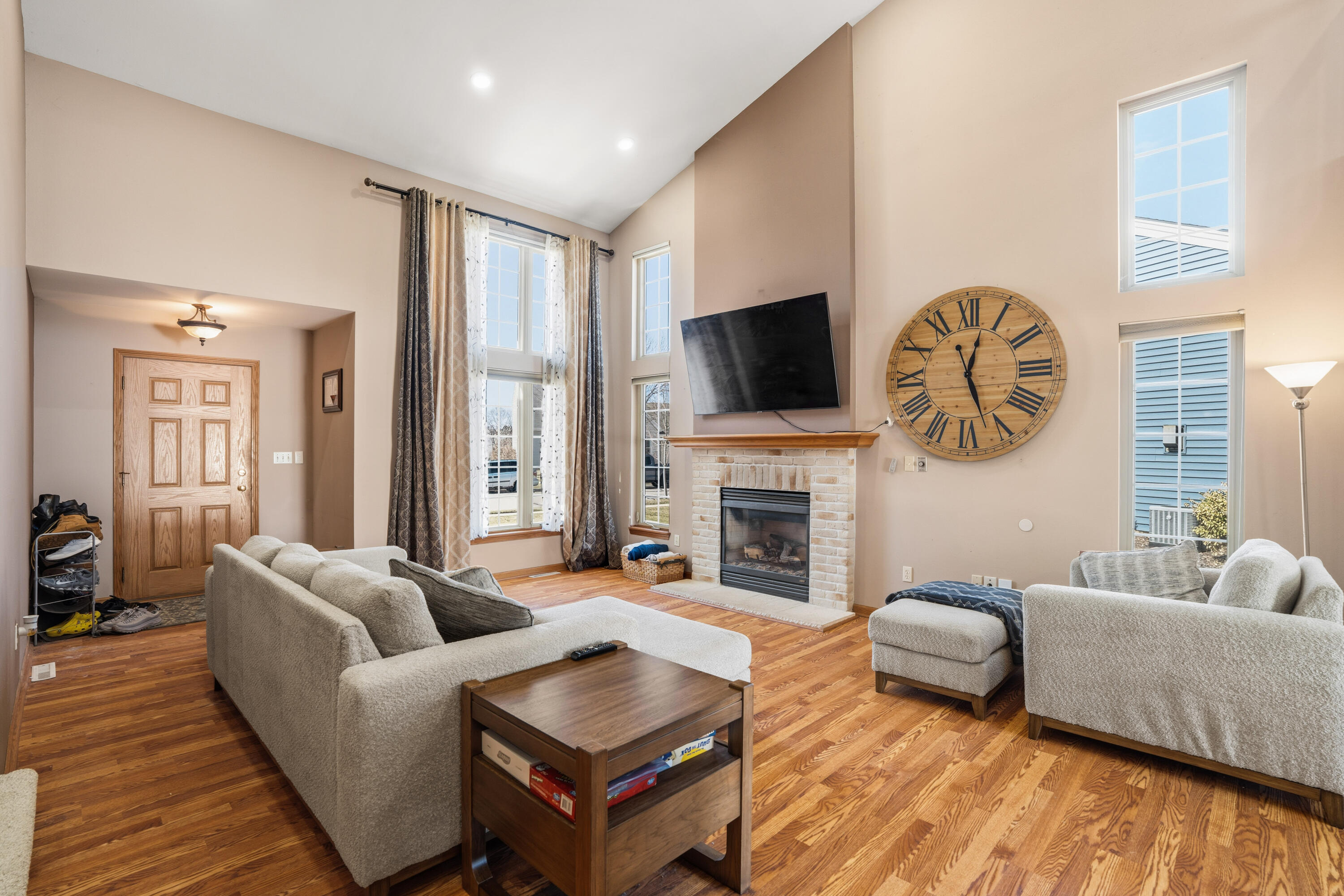 3533 Rivers Crossing Drive Waukesha, WI 53189 - Photo 4 of 27 Floor To Ceiling Windows