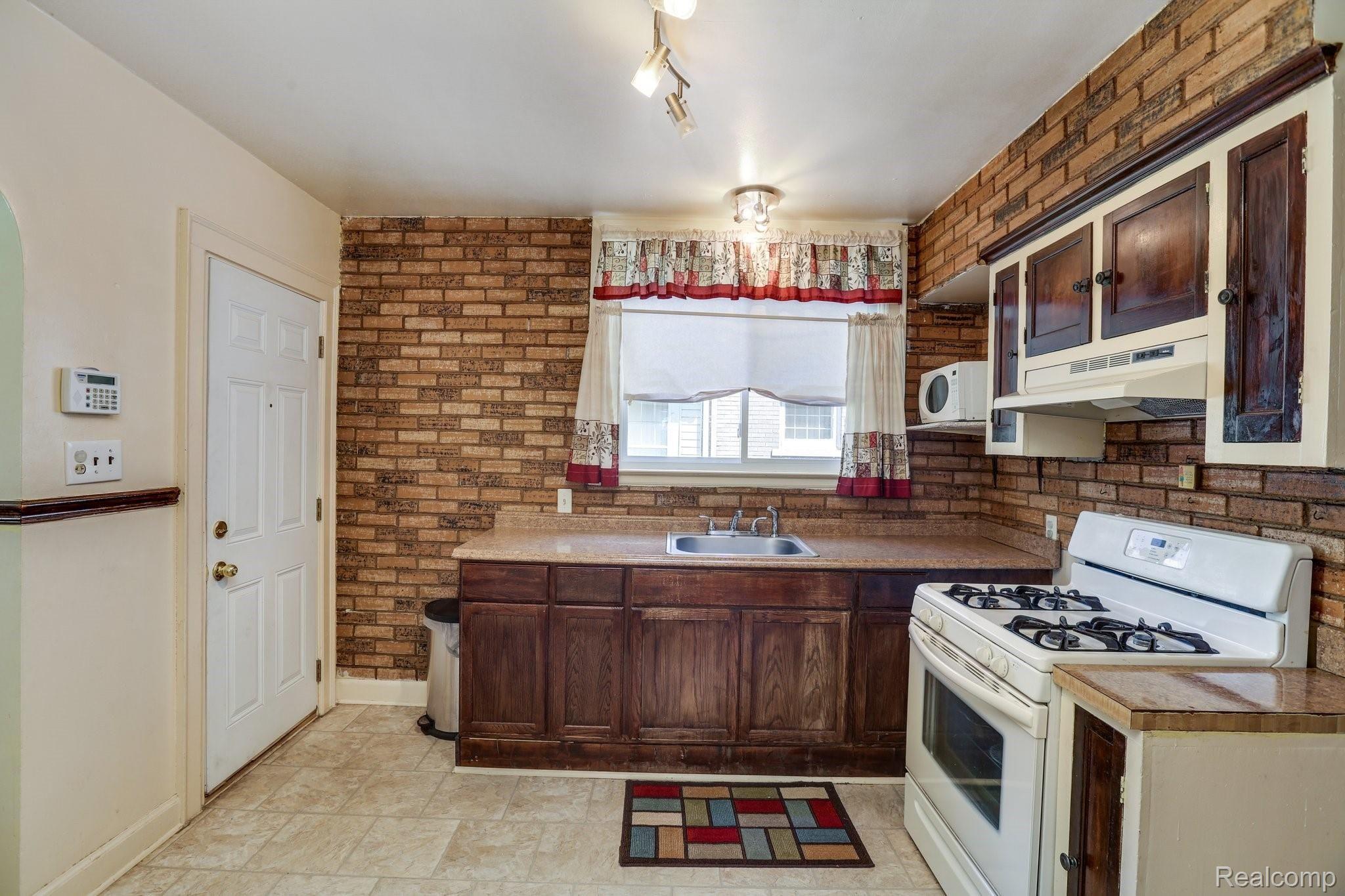 16595 Edinborough Road Detroit, MI 48219 - Photo 4 of 27 16595+Edinborough+Rd+Detroit-3-web.jpg