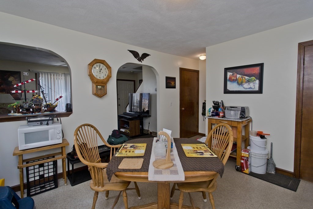 20-22 Gold Street Springfield, MA 01107 - Photo 23 of 27 a dining room with furniture and a window