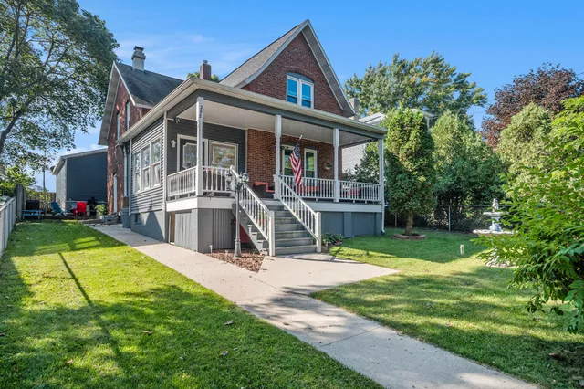 $306,000 | 305 5th Street, Manistee, MI 49660