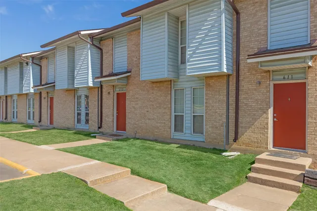 $917 | 2100 Southcrest Drive, Fort Worth, TX 76115