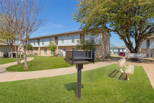 $917 | 2100 Southcrest Drive, Fort Worth, TX 76115