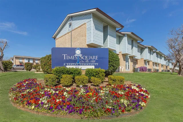 $917 | 2100 Southcrest Drive, Fort Worth, TX 76115