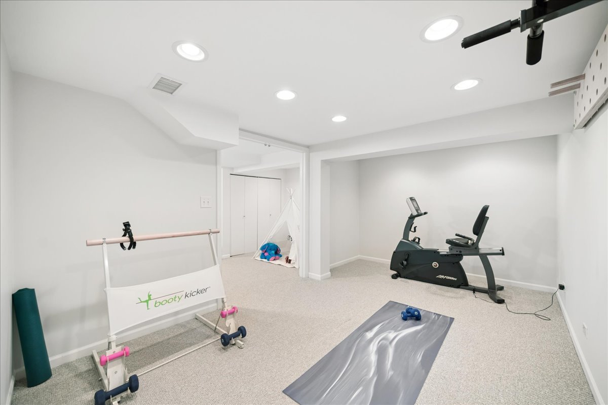 912 Hunter Road Wilmette, IL 60091 - Photo 29 of 38 Gallery Image 29