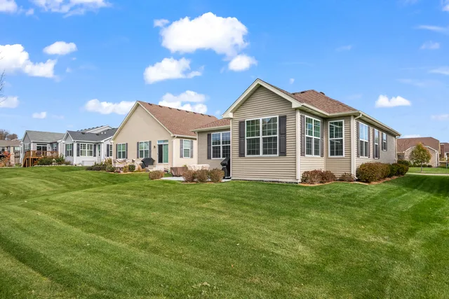 $425,000 | 460 Mahogany Drive, Algonquin, IL 60102
