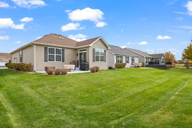 $425,000 | 460 Mahogany Drive, Algonquin, IL 60102