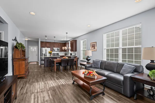 $425,000 | 460 Mahogany Drive, Algonquin, IL 60102