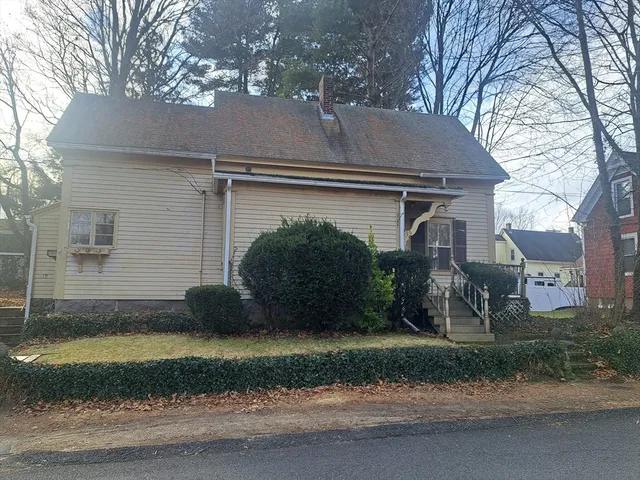 a view of a house with a yard
