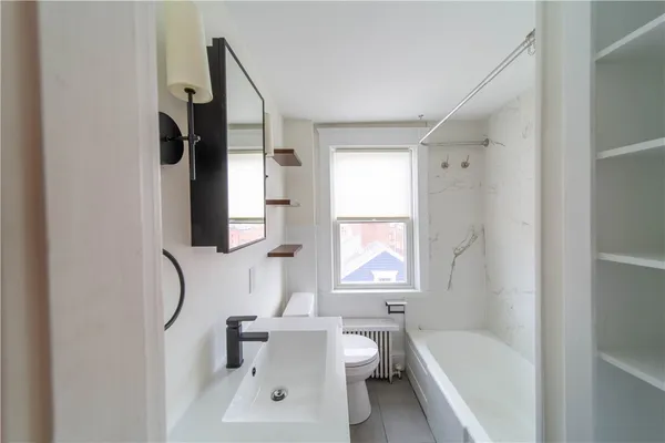 $1,900 | 21 Division Street, Unit 5, East Greenwich, RI 02818