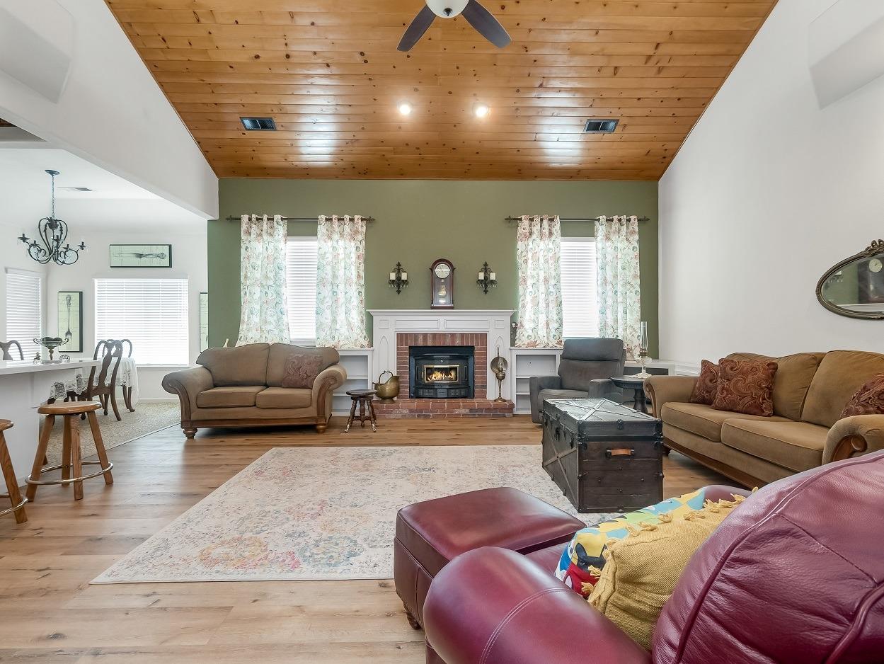 602 Fallbrook Avenue Clovis, CA 93611 - Photo 13 of 51 a living room with furniture fireplace and a fireplace