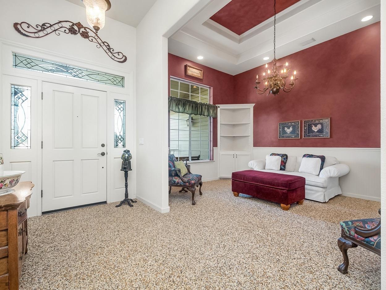 602 Fallbrook Avenue Clovis, CA 93611 - Photo 17 of 51 a living room with furniture