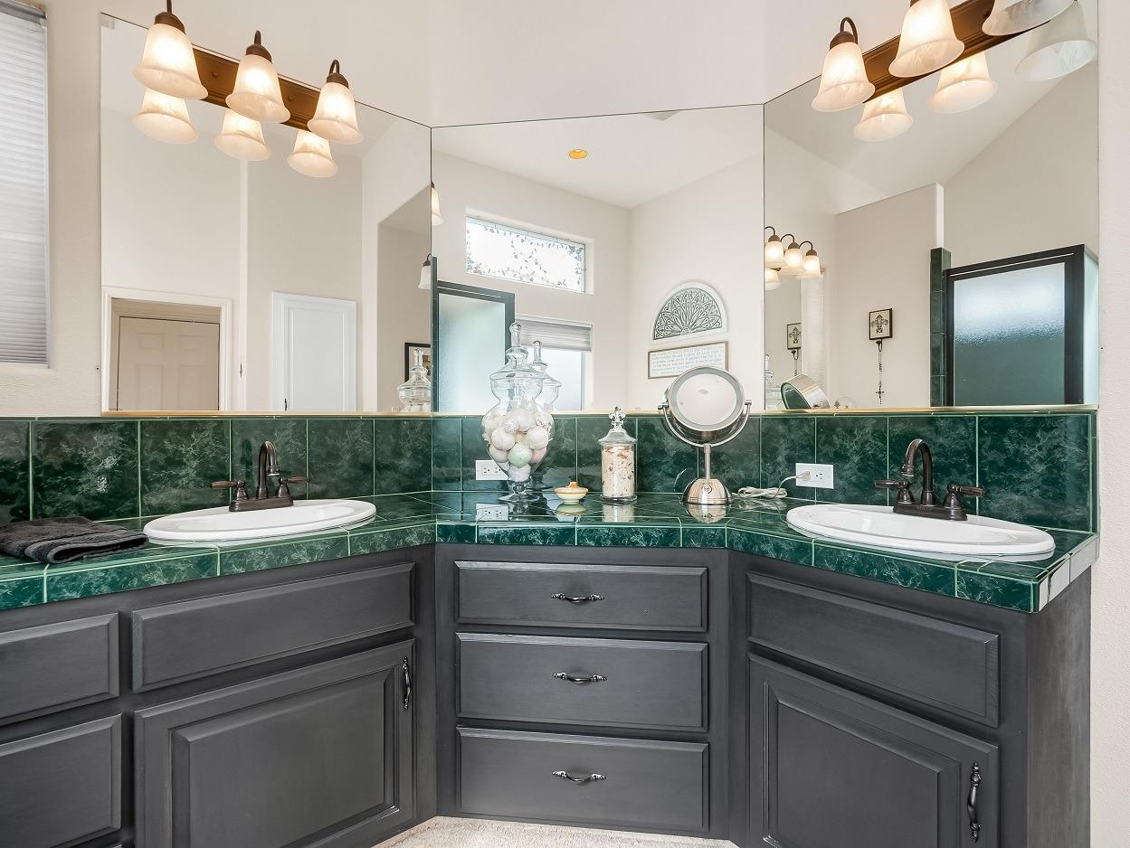 602 Fallbrook Avenue Clovis, CA 93611 - Photo 25 of 51 a bathroom with a sink and a mirror