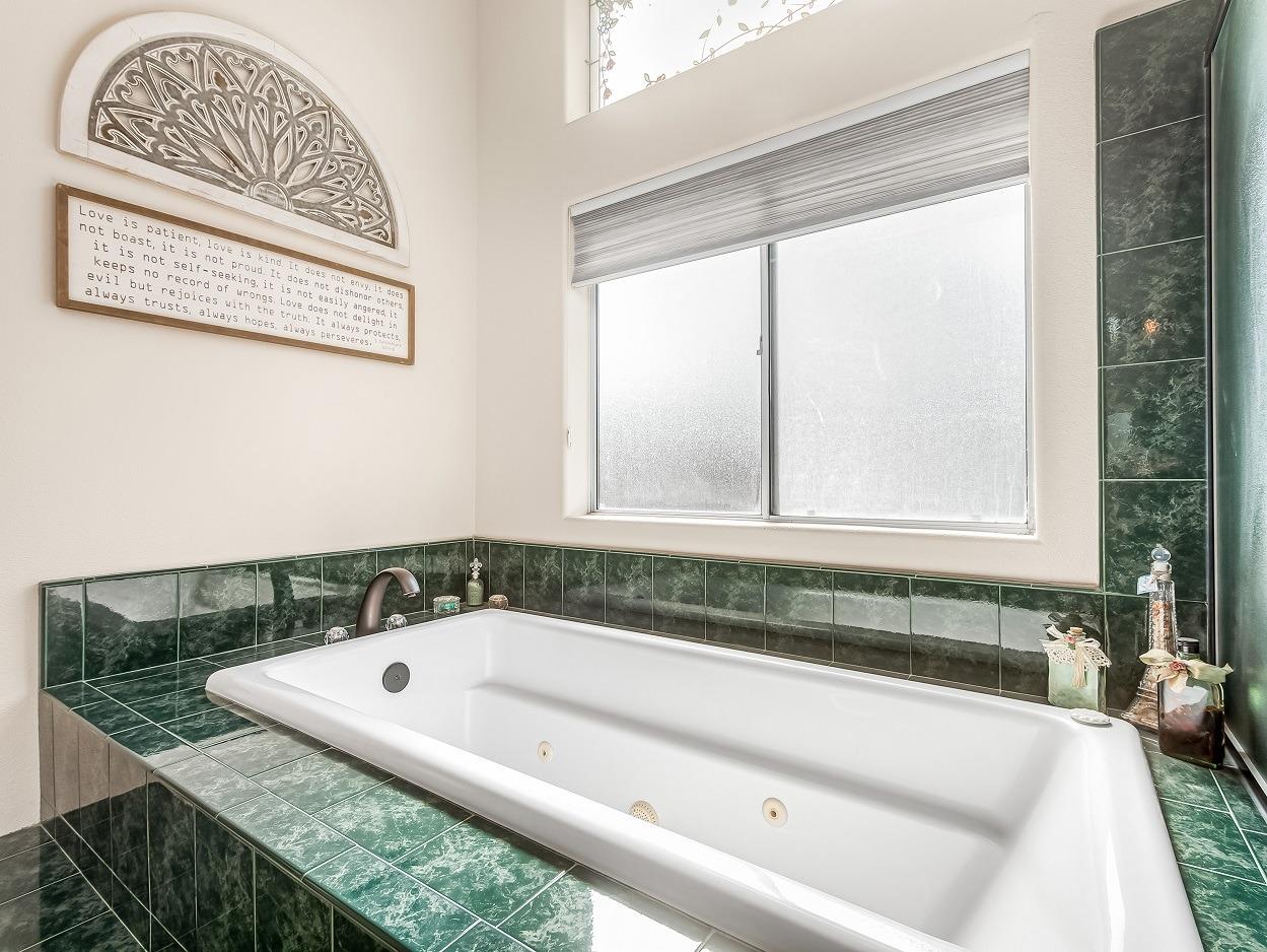 602 Fallbrook Avenue Clovis, CA 93611 - Photo 27 of 51 a bathroom with a bathtub and a window