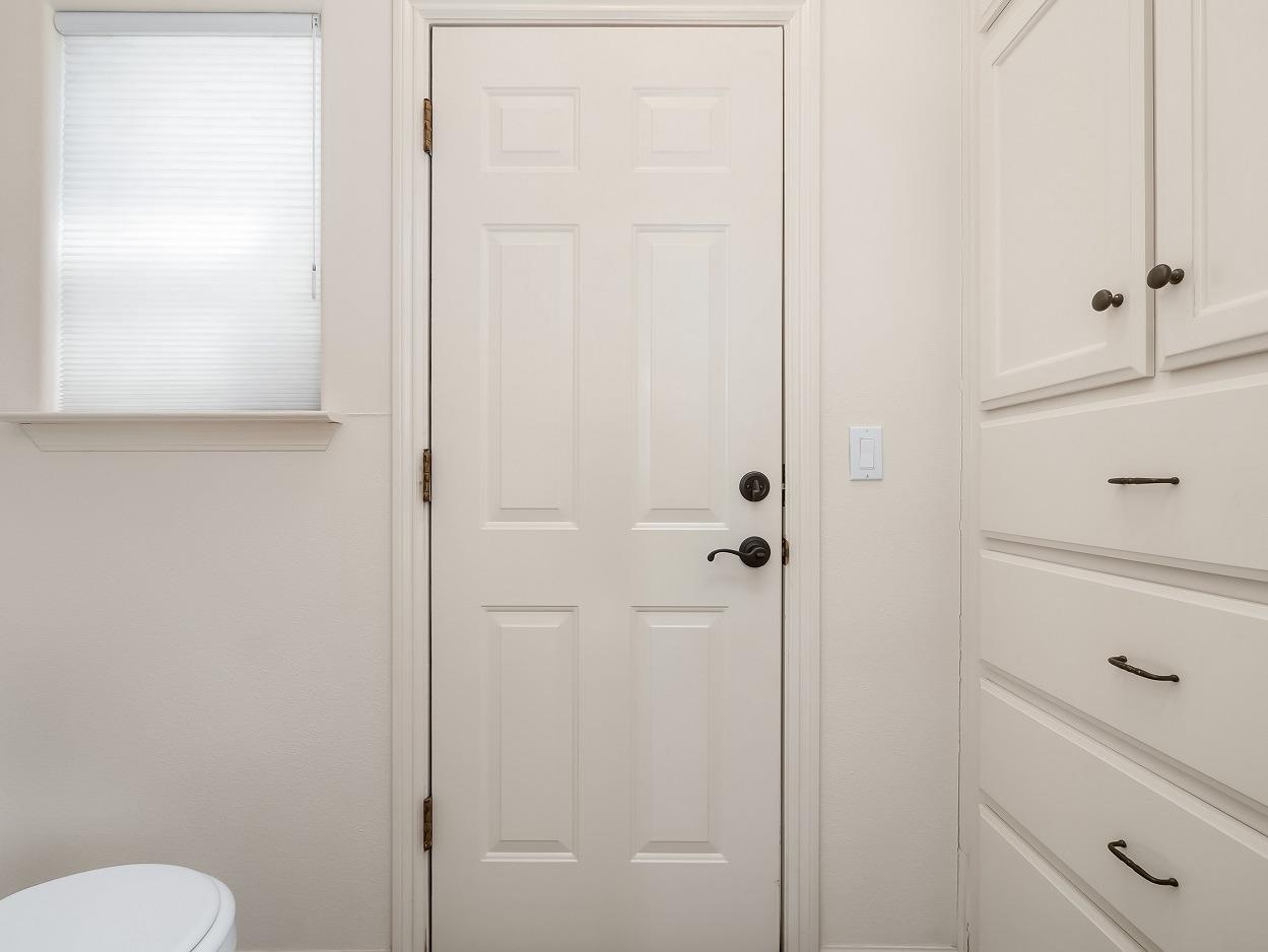 602 Fallbrook Avenue Clovis, CA 93611 - Photo 38 of 51 a bathroom with a shower and toilet