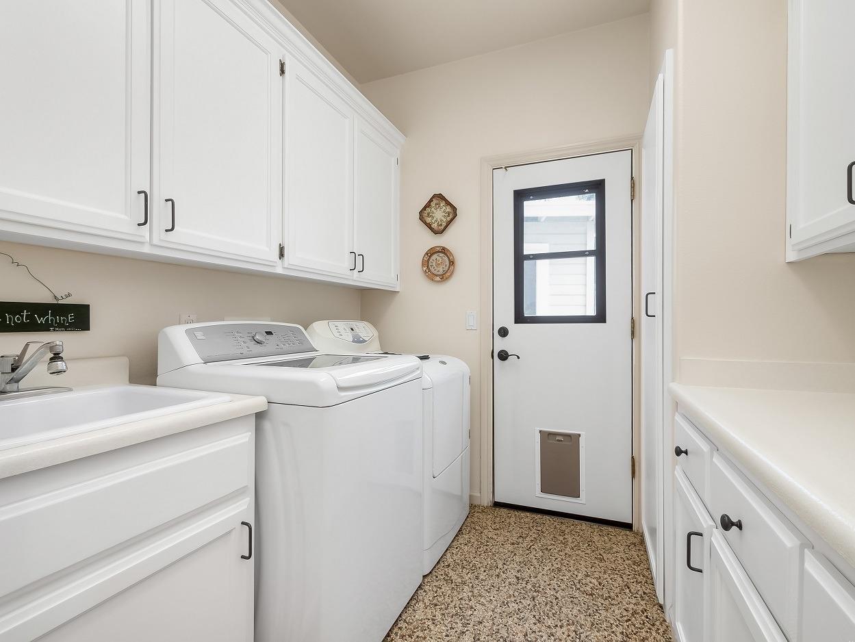 602 Fallbrook Avenue Clovis, CA 93611 - Photo 39 of 51 a view of hallway with washer and dryer