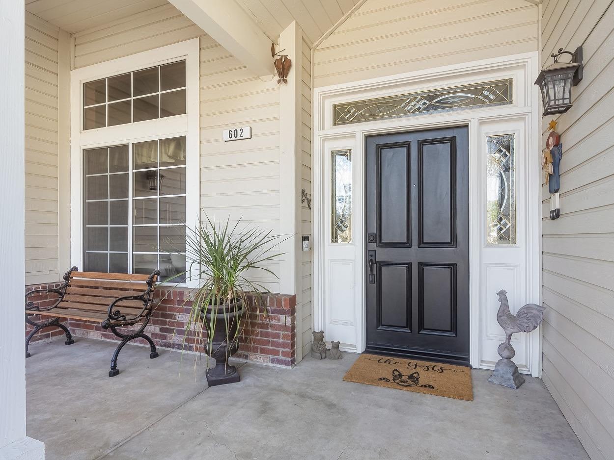602 Fallbrook Avenue Clovis, CA 93611 - Photo 4 of 51 a view of living room with balcony and furniture
