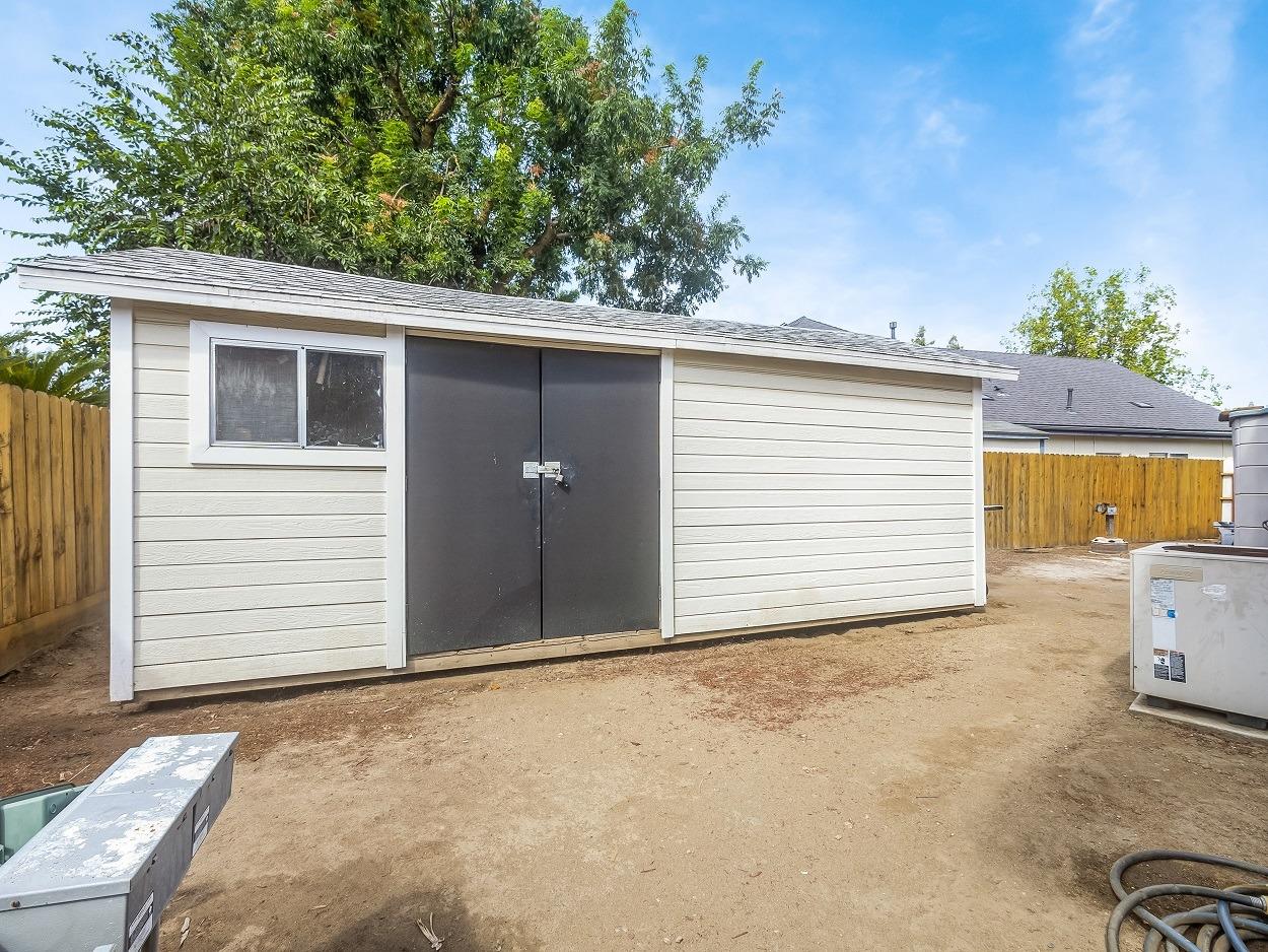 602 Fallbrook Avenue Clovis, CA 93611 - Photo 44 of 51 a view of a house with a backyard