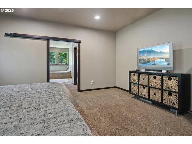a view of livingroom with furniture