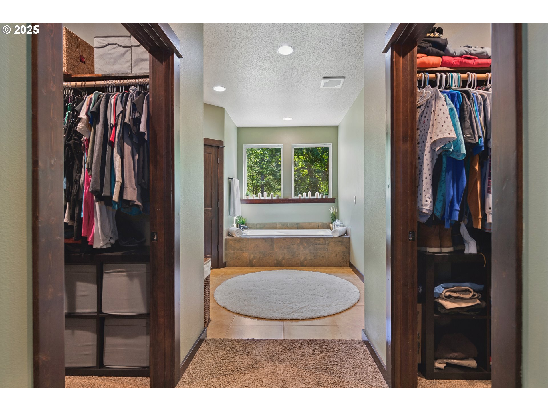 57214 East Marmot Road Sandy, OR 97055 - Photo 14 of 48 a view of a livingroom with furniture and closet