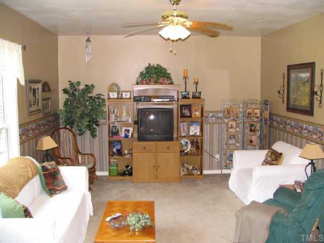 1614 Sunset Road Oxford, NC 27565 - Photo 4 of 10 Living Room
