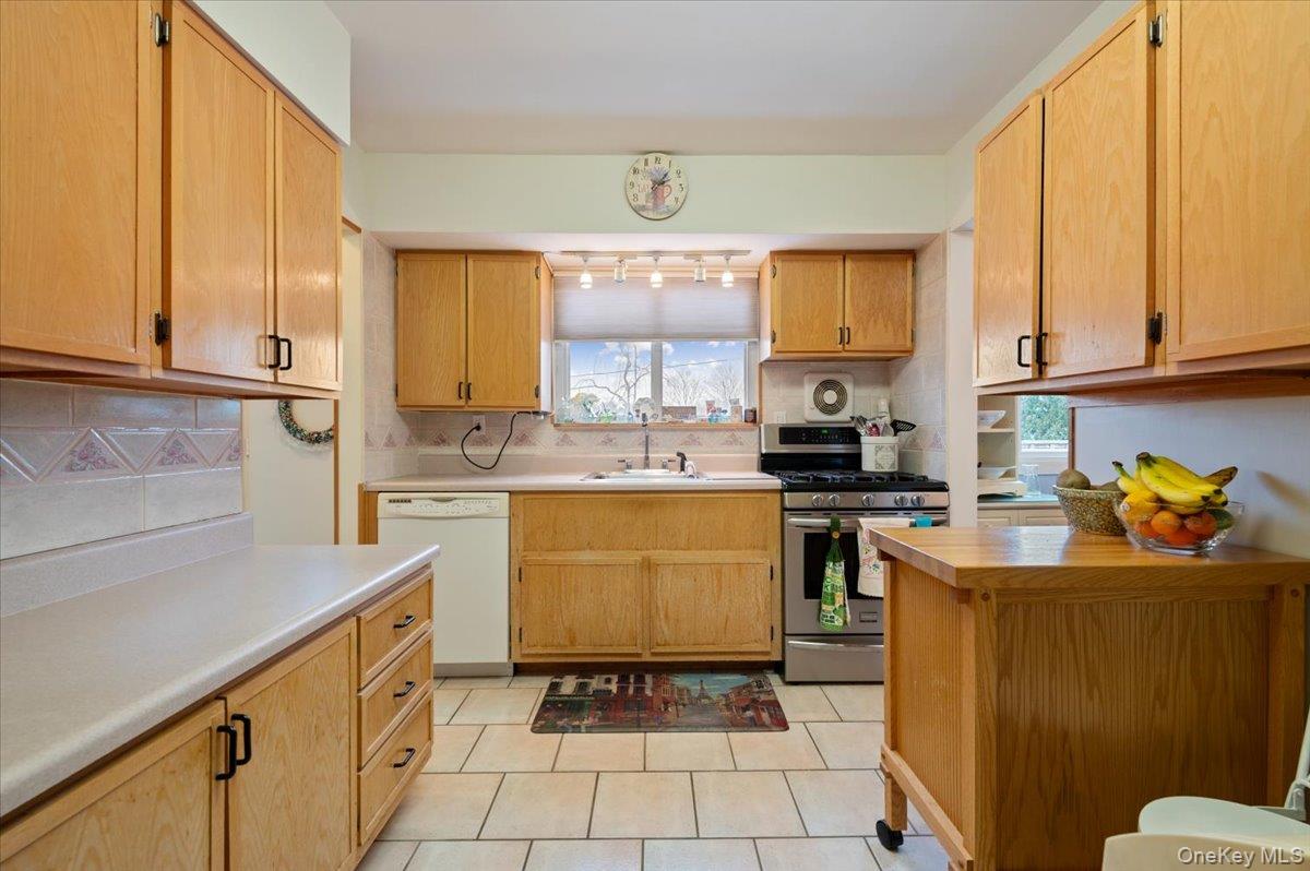 152 Haypath Road Old Bethpage, NY 11804 - Photo 12 of 31