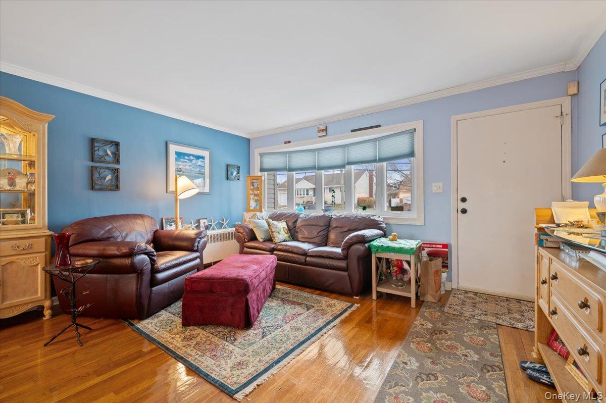 152 Haypath Road Old Bethpage, NY 11804 - Photo 5 of 31