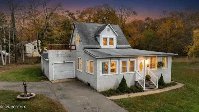 a front view of house with yard