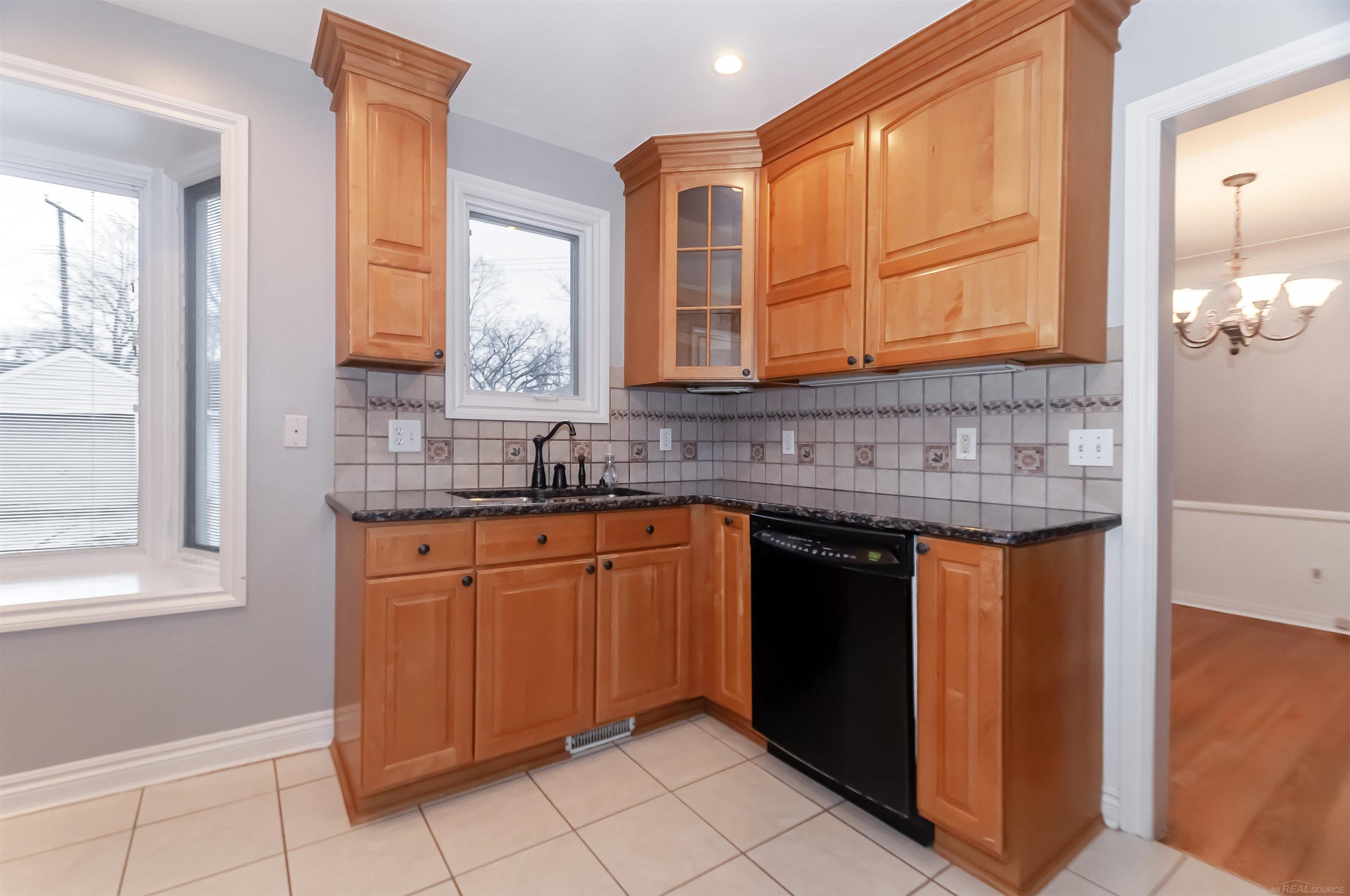 1891 Oxford Road Grosse Pointe Woods, MI 48236 - Photo 16 of 34