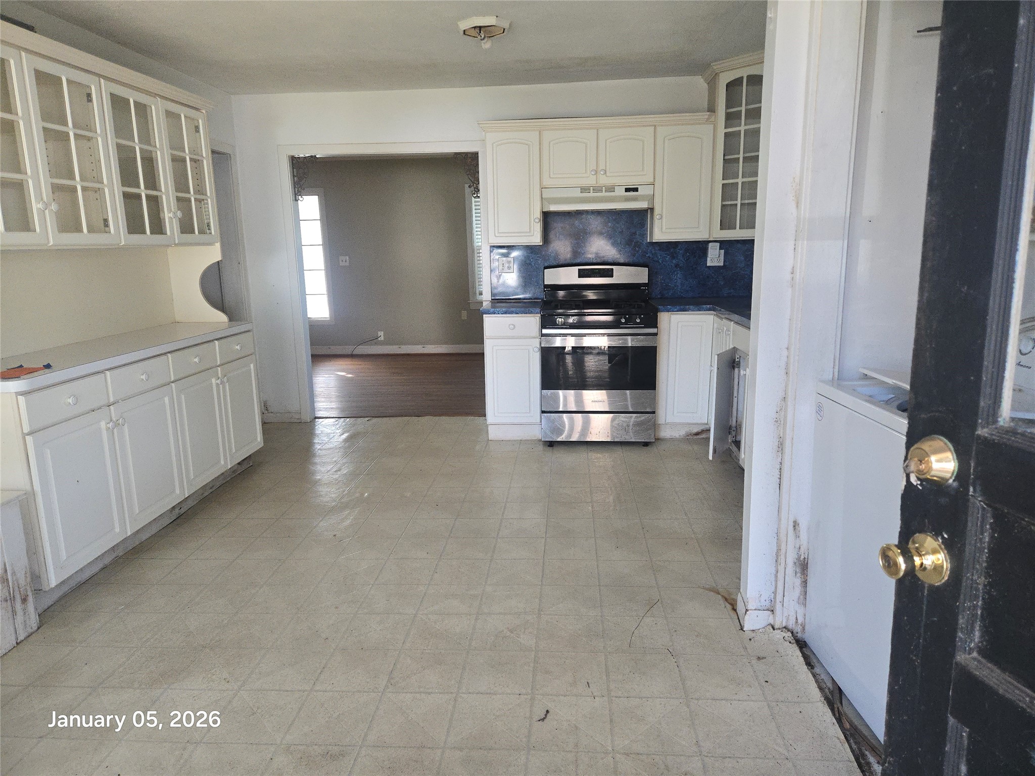 515 Breezy Lane Wharton, TX 77488 - Photo 8 of 18 a kitchen with stainless steel appliances a refrigerator and a stove top oven