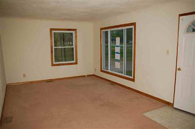 1233 South Genesee Road Burton, MI 48509 - Photo 10 of 14 20157084-9.JPG
