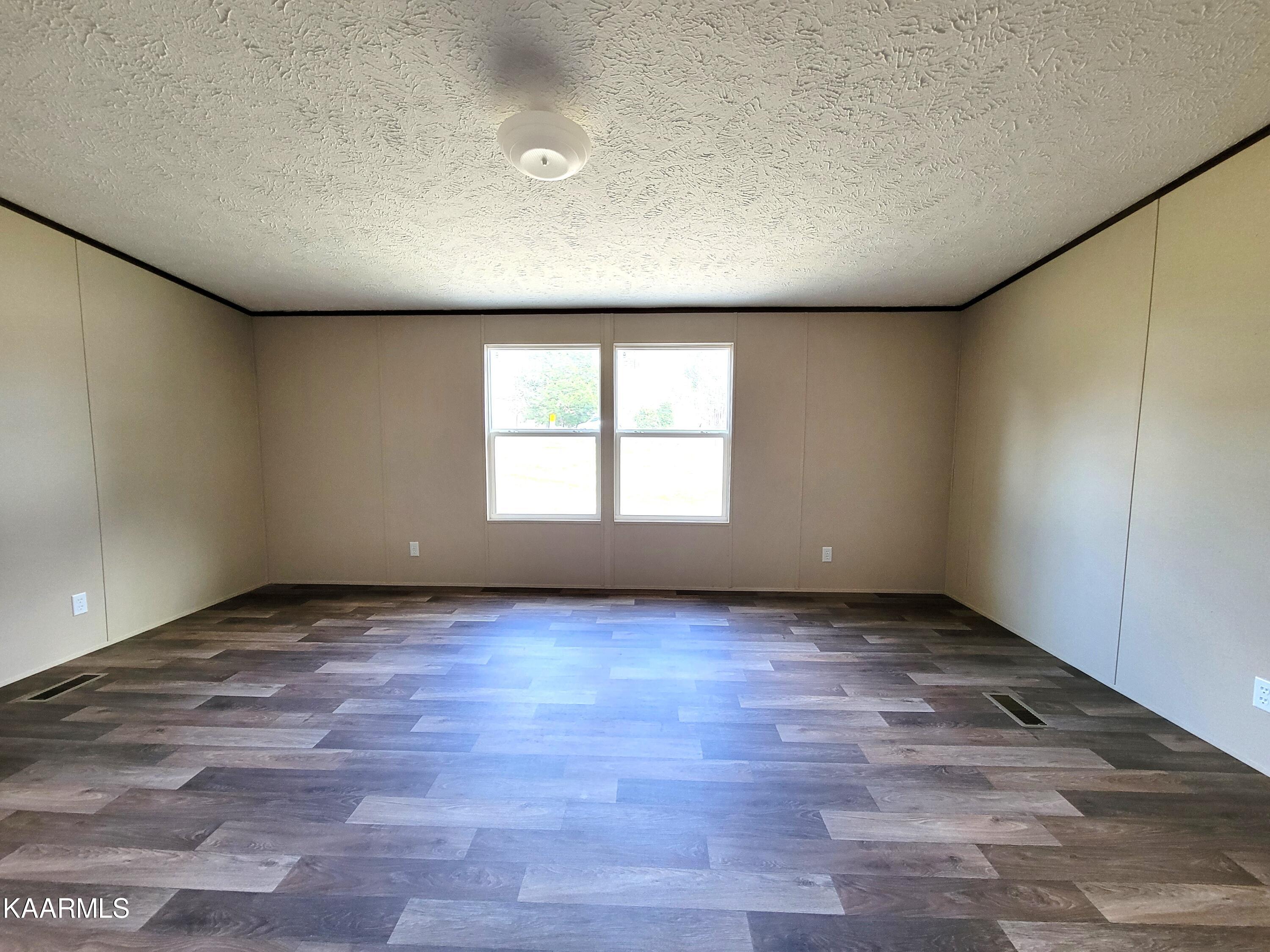 903 Offutt Road Clinton, TN 37716 - Photo 9 of 23 Primary Suite