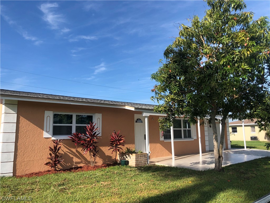 a view of a house with backyard
