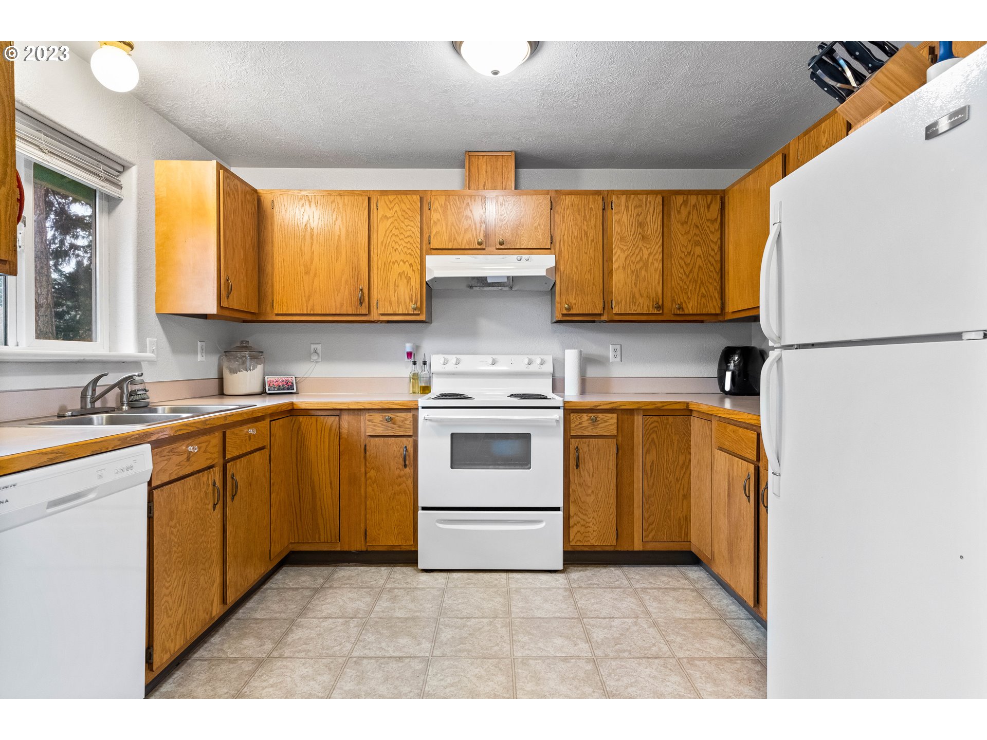 1484 Wiltsey Road Southeast Salem, OR 97306 - Photo 18 of 31 a kitchen with a white cabinets and white appliances