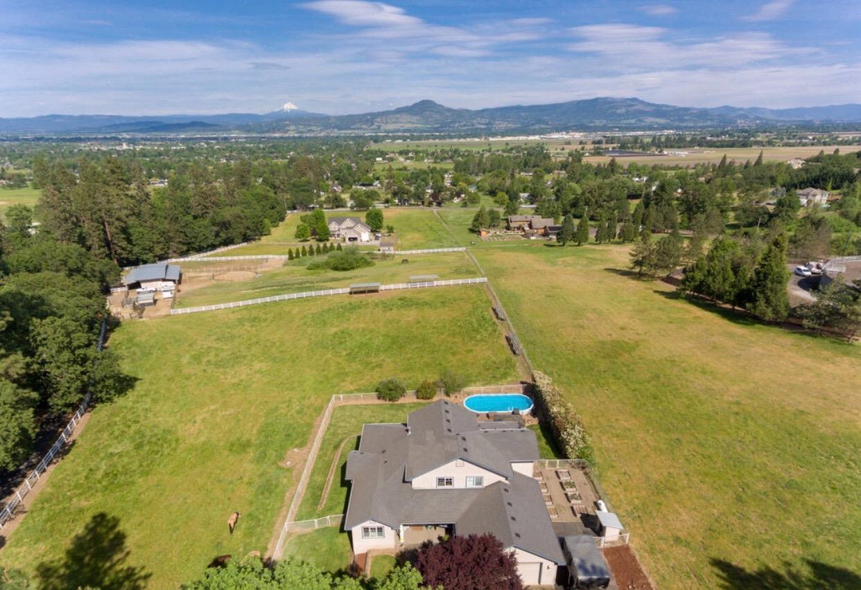 3145 Old Stage Road Central Point, OR 97502 - Photo 1 of 35 Primary Photo