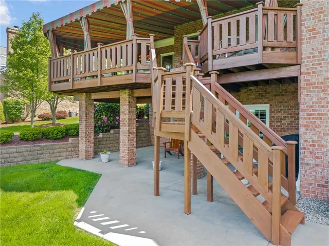 a view of a house with backyard and deck