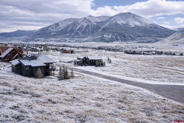 a view of a dry yard with mountain