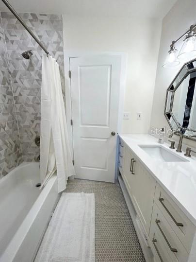 919 Southwest 6th Avenue Gainesville, FL 32601 - Photo 13 of 17 a bathroom with a tub sink and mirror